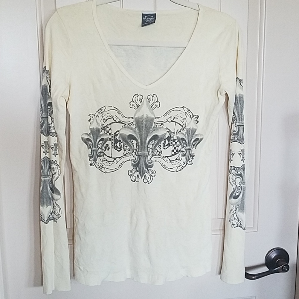 graphic print  v neck top